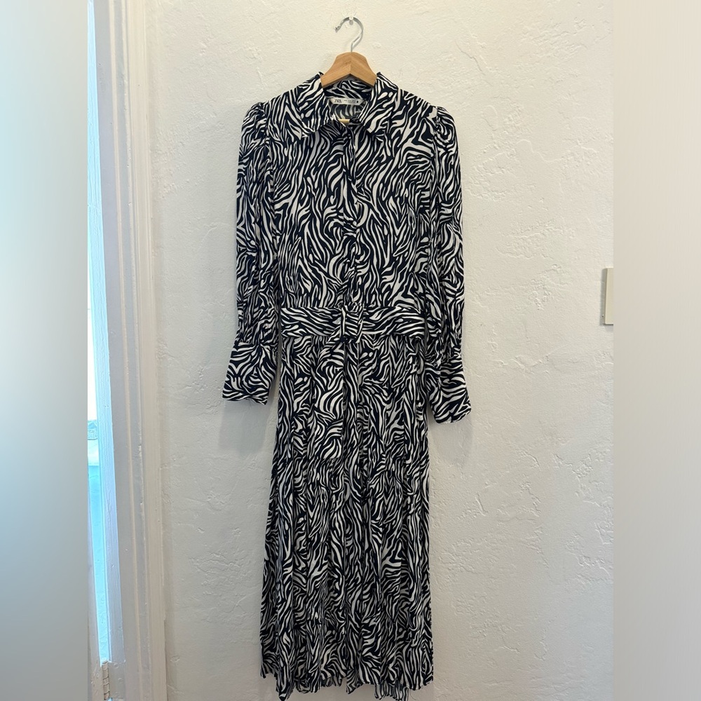 Zara belted animal print dress in very good condition. Used only once.